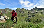 32 Alla bocchetta incrocio sent. 201- 112 vista verso i Laghi di Porcile con Cima Cadelle a dx e Cima Vallocci a sx